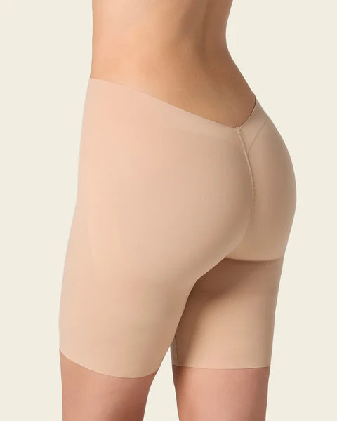 Seamless, shaping shorts with a low back